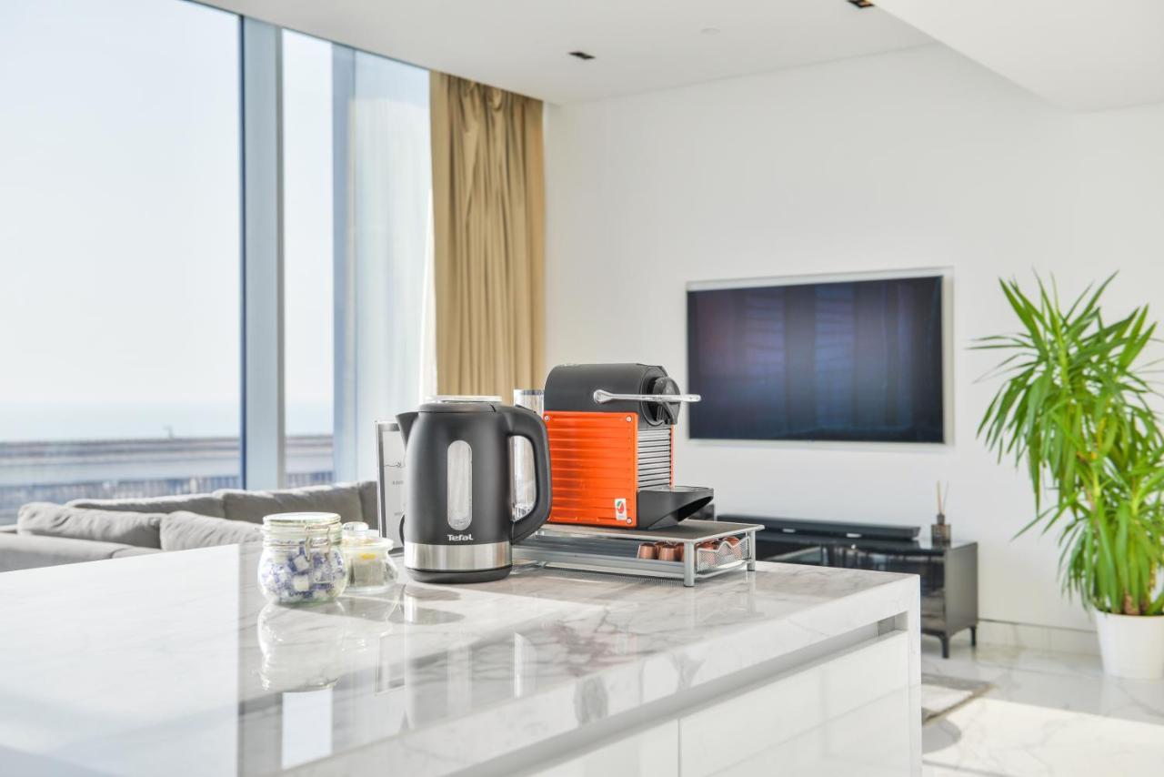 Luxe 3 Bedroom Oceanfront Apartment In The Heart Of Bluewaters Island Dubai Exteriör bild