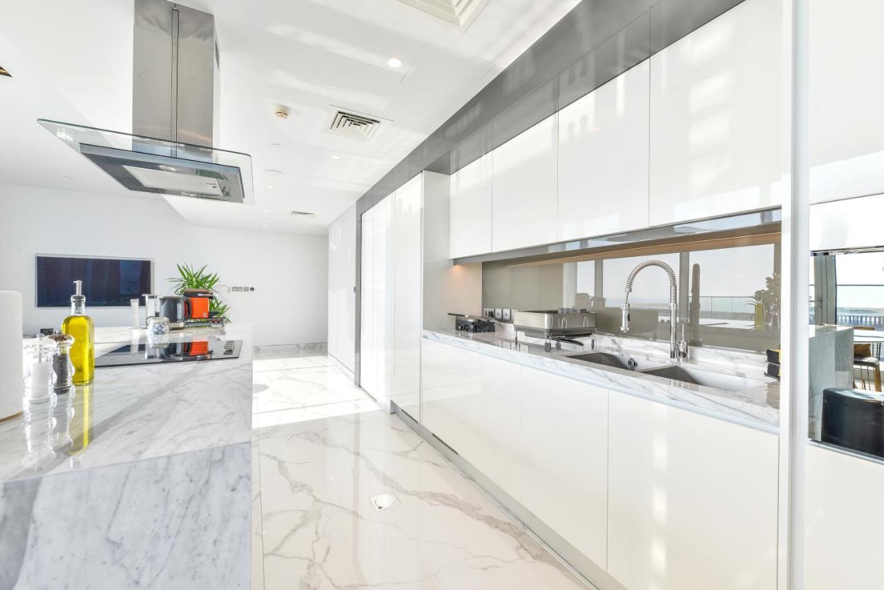 Luxe 3 Bedroom Oceanfront Apartment In The Heart Of Bluewaters Island Dubai Exteriör bild