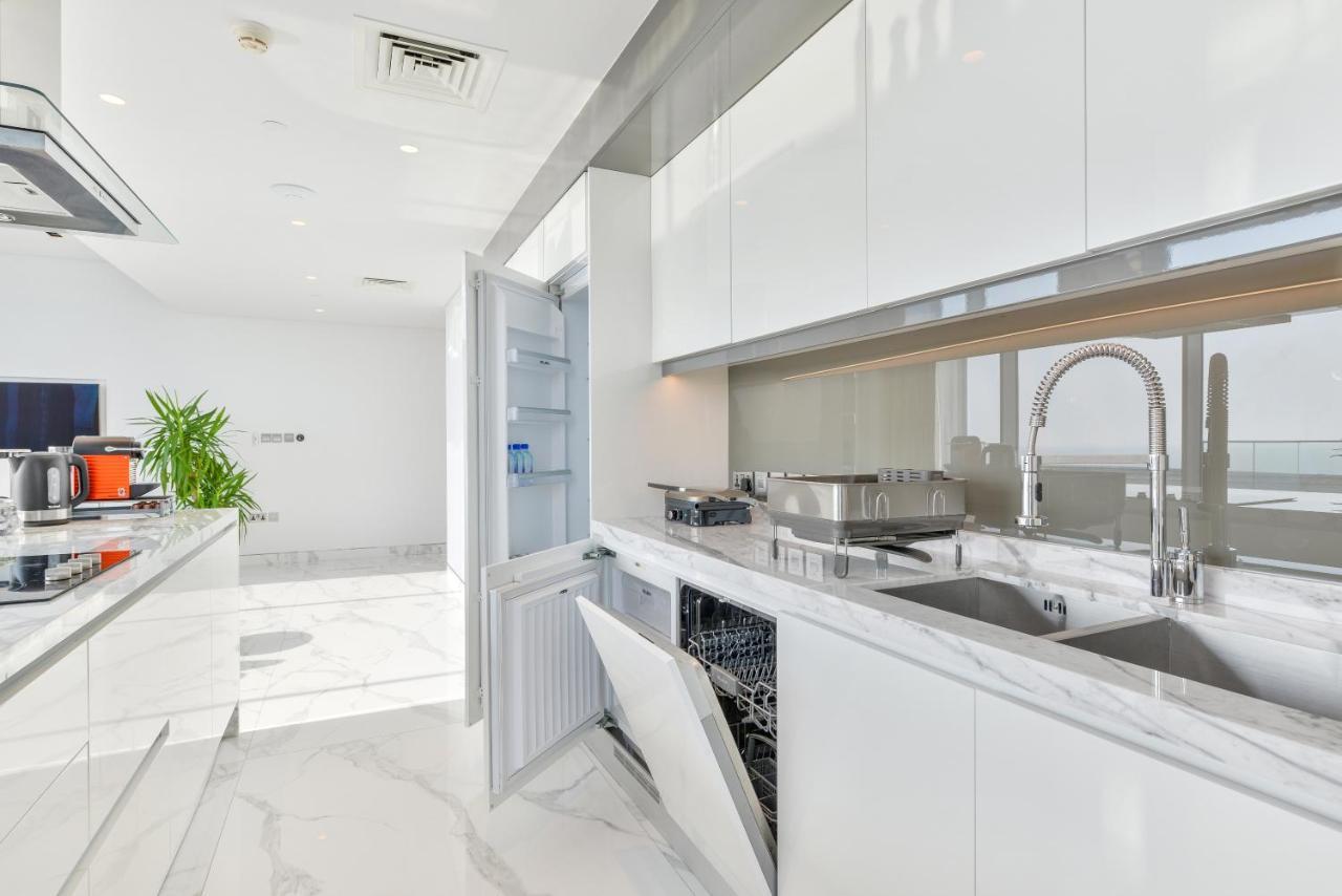 Luxe 3 Bedroom Oceanfront Apartment In The Heart Of Bluewaters Island Dubai Exteriör bild